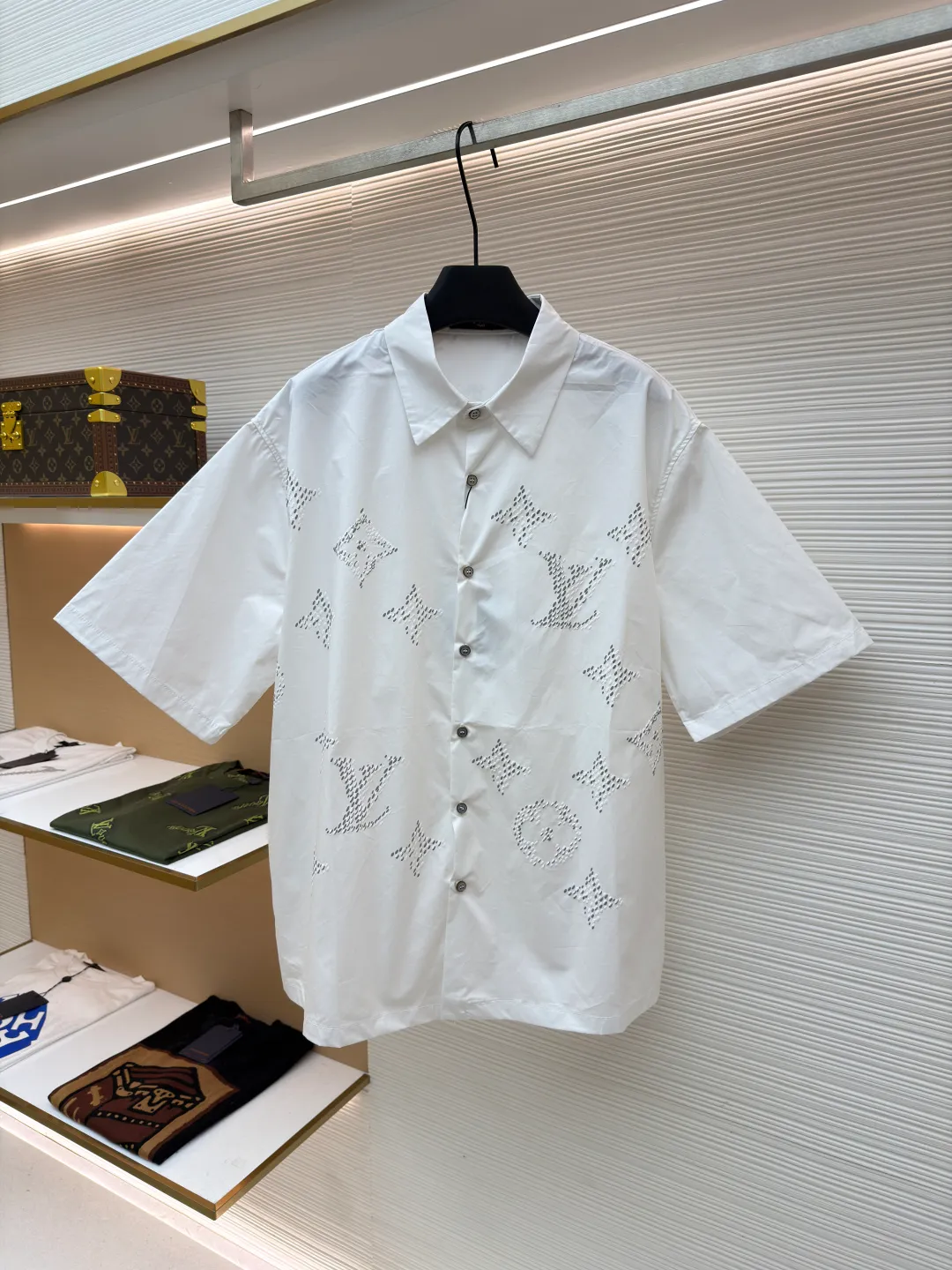 LOUIS VUITTON monogram printed short-sleeved shirt ●Original version: Purchased and developed by 9835 ●Item number: 1680421-A35 ●Fabric: silk fabric ●Technology: printing production ●Version: fitted version ●Weight: about 245 grams ●Size: S-M-L-XL ●Description: Poplin is a classic cotton fabric characterized by a large density difference between warp and weft yarns, forming a fine diamond-shaped grainy texture. This structure not only gives the fabric a refreshing and breathable wearing feel, but also ensures that its texture is light and thin but has a crisp texture, avoiding the shortcomings of ordinary thin cotton that easily collapses, perfectly supporting the neat silhouette of the shirt, while maintaining the unique skin-friendly comfort of cotton. The chest is decorated with a release printing process; it is neither too loose nor deliberately slim, aiming to create a clean silhouette and is extremely tolerant to the body shape. The standard length ensures that the hem can be tucked into trousers or hang naturally, meeting a variety of wear needs, including formal and casual. The overall wiring is straight and delicate, the fabric is comfortable and soft, and the color is consistent without color difference. It can be matched with the same style to create a fashionable look and control various occasions. Customized accessories, complete with three standards, same style for men and women!